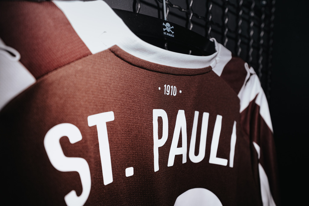 HEV05913 | Der offizielle Shop für FC St. Pauli Fotos. Wähle aus Spielszenen & Fanmomenten dein FCSP Wunschformat. Wir liefern Millerntor-Atmosphäre.