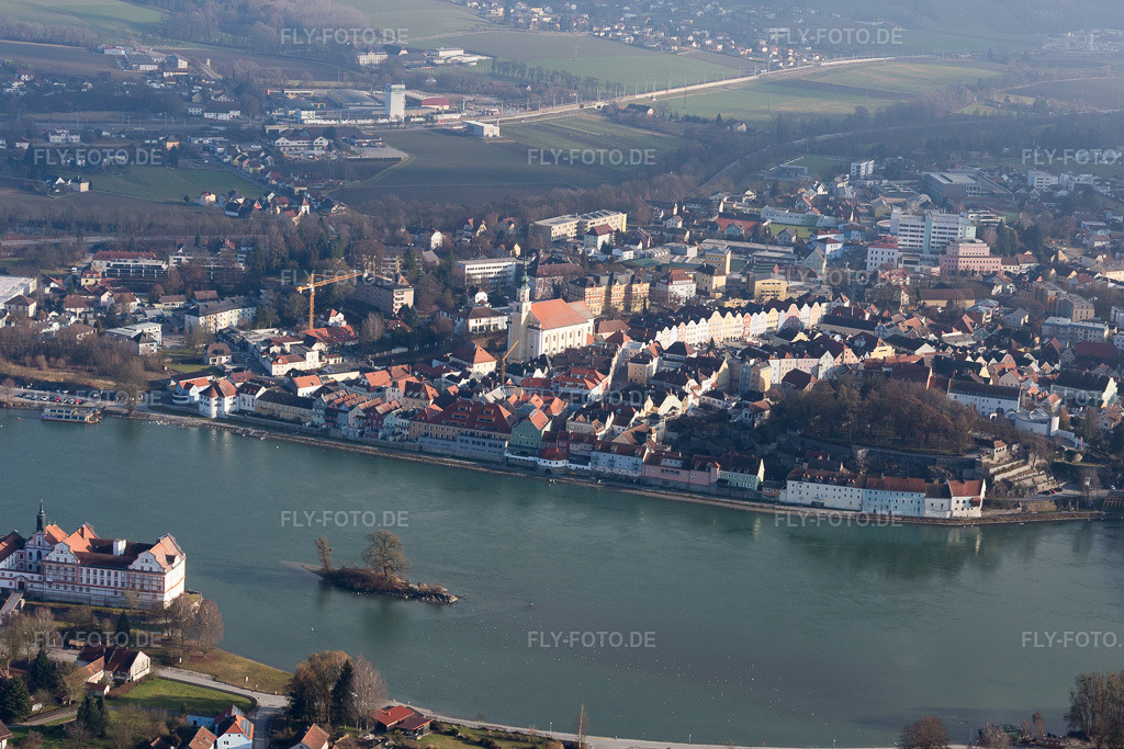 Luftbild: Ortsansicht in Schärding im Bundesland Oberösterreich in Österreich. – Foto: IMG_096030.jpg vom 29.12.2016 durch Werner Riehm/FLY-FOTO.de – Auflösung des Originals: 5472 x 3648 px