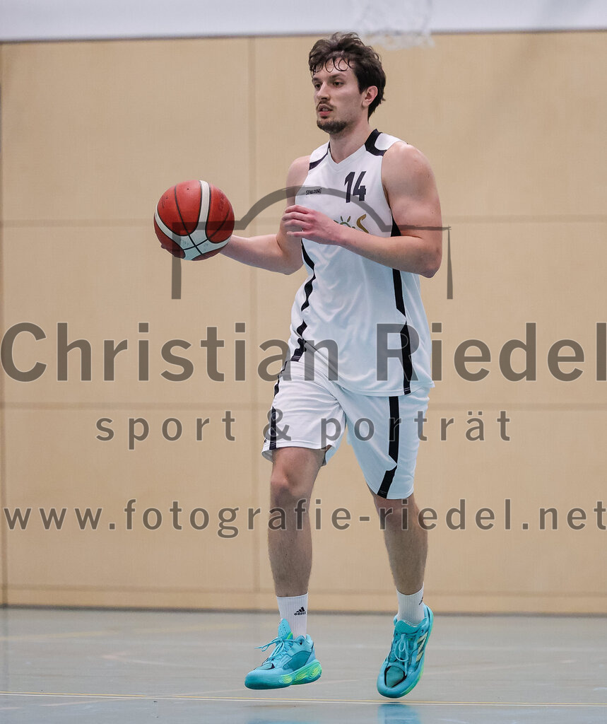 2025-12-06_078_TSV_Vaterstetten_gegen_MTV_1879_Muenchen | Vaterstetten, Deutschland, 06.12.2025:Basketball, 2. Regionalliga Süd 2025 / 2026, 9. Spieltag, TSV Vaterstetten gegen MTV 1879 München, Endergebnis: 58:83Ivan Nikolovski (TSV Vaterstetten, #14)Foto: Christian Riedel / fotografie-riedel.net