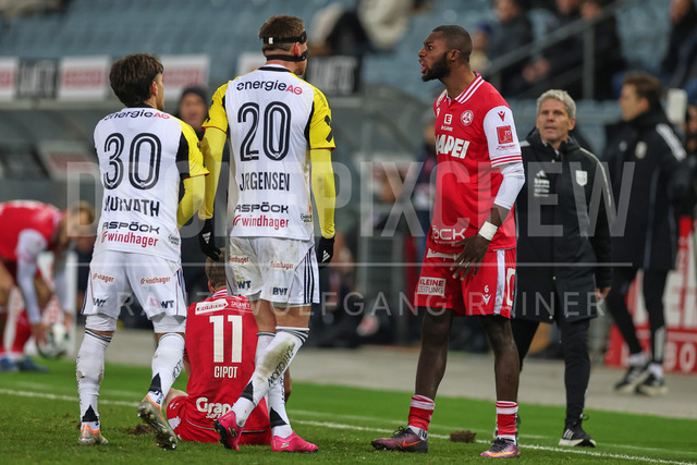 Austrian Bundesliga: Grazer AK 1902 vs LASK | GRAZ, AUSTRIA, 13.DEC.25 - SOCCER - ADMIRAL Bundesliga, Grazer AK 1902 vs LASK. The image shows Sascha Horvath (Lask), Kasper Jörgensen (Lask) and Sadik Fofana (GAK) have discussion.