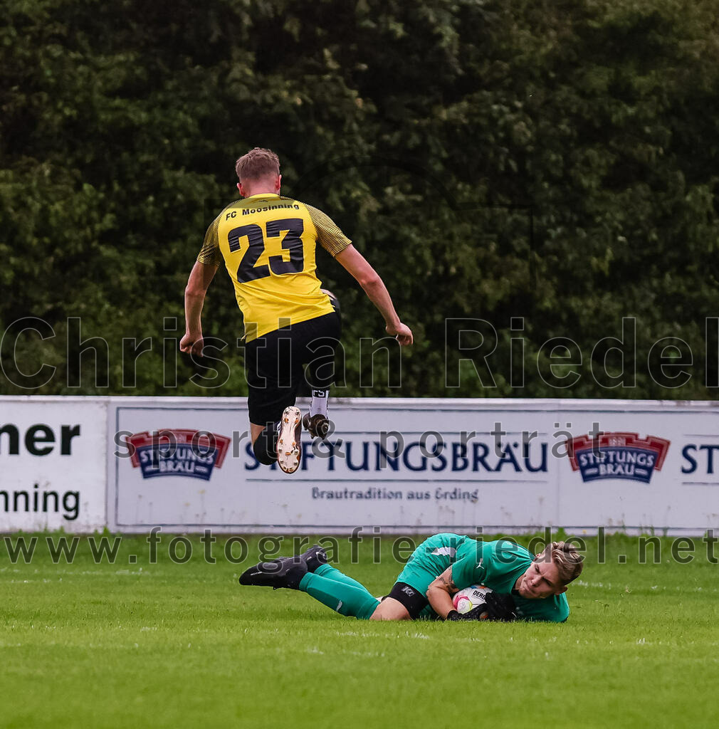 2023-08-09_071_FC_Moosinning_II_gegen_SpVgg_Altenerding | Moosinning, Deutschland, 09.08.2023:
Fußball, Kreisliga 2023 / 2024, 3. Spieltag, FC Moosinning II gegen SpVgg Altenerding, Endergebnis: 1:1

Christoph Kollmannsberger (FC Moosinning, #23), Torwart Lukas Loher (SpVgg Altenerding, #75)

Foto: Christian Riedel / fotografie-riedel.net