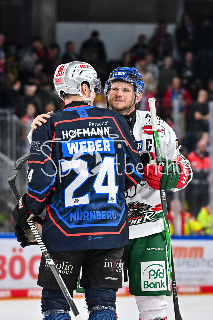 Nürnberg Ice Tigers - Augsburger Panther | Im Bild Marcus WEBER (Nürnberg Ice Tigers 24) und Maximilian RENNER (Augsburger Panther #58) verabschieden sich nach der Partie / DEL: Nürnberg Ice Tigers - Augsburger Panther; PSD Bank Nürnberg ARENA am 12.09.2025