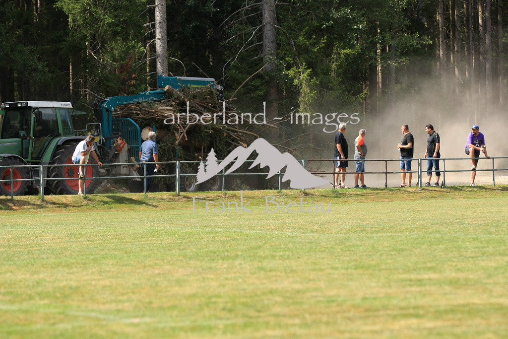 993T3372 | am Platz vorbeifahrende Maschine wirbelt viel Staub auf. Es ist trocken im Wald