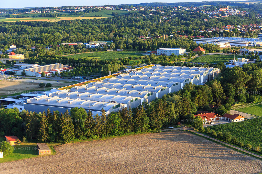 Luftbild: Gewerbegebiet Landau-Nord mit DRÄXLMAIER Group in Landau an der Isar im Bundesland Bayern in Deutschland. Foto: IMG_090352.jpg vom 01.07.2016 durch Werner Riehm/FLY-FOTO.deCharakterstarke Lösungen für Premium-Fahrzeuge