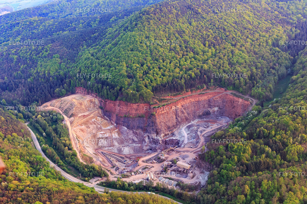 Steinbruch der PfalzGranit | Luftbild: Steinbruch der PfalzGranit in Waldhambach im Bundesland Rheinland-Pfalz in Deutschland. Foto: IMG_106870.jpg vom 21.04.2018 durch Werner Riehm/FLY-FOTO.de - Realisiert mit Pictrs.com