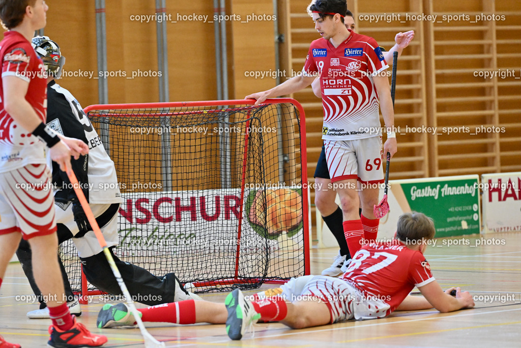 VSV Unihockey vs. KAC Floorball | Tor VSV Unihockey, #32 Tim Deisinger KAC Floorball, #87 Fabian Grabner KAC Floorball, #69 Nikita Münch KAC Floorball, Tilen Vehovec Referee, VSV Unihockey vs. KAC Floorball, VSV Unihockey vs. KAC Floorball am 12.04.2025 in Villach (Ballspielhalle St. Martin), Austria, (Photo by Bernd Stefan)
