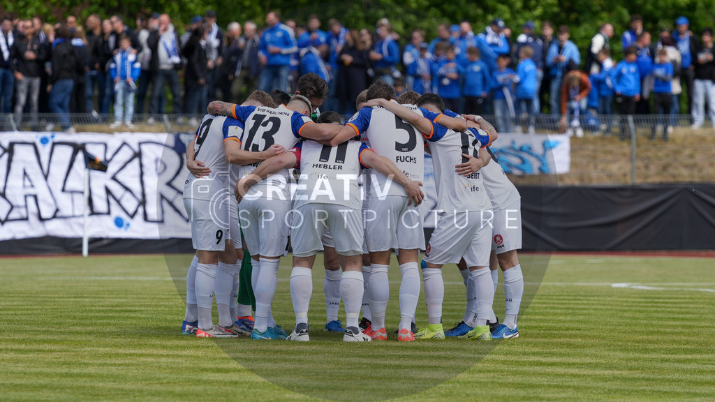 Fußball, Herren, Saison 2024/2025, Finaltag der Amateure 2025, Landespokal Brandenburg, Finale, VfB 1921 Krieschow vs. RSV Eintracht 1949, Samstag 24.05.2025, Volksparkstadion Neuruppin, | Fußball, Herren, Saison 2024/2025, Finaltag der Amateure 2025, Landespokal Brandenburg, Finale, VfB 1921 Krieschow vs. RSV Eintracht 1949, Samstag 24.05.2025, Volksparkstadion Neuruppin, Im Bild: Der Mannschaftskreis des VfB Krieschow - Realisiert mit Pictrs.com