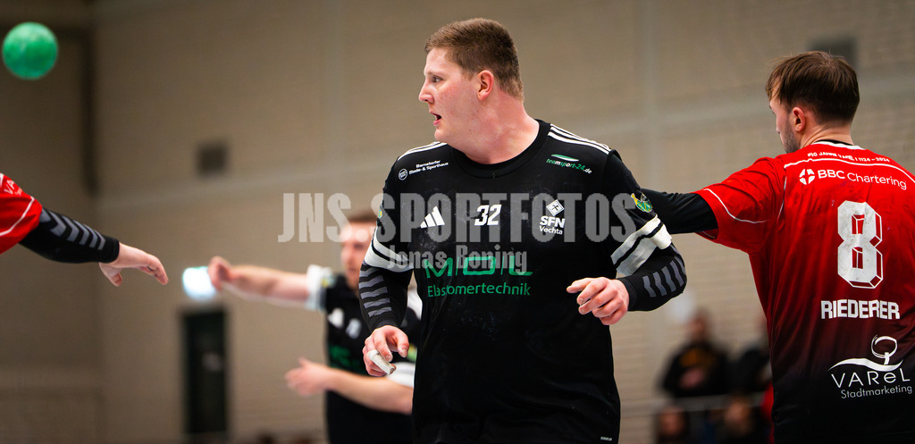Handball I Herren I Saison 2025-2026 I Verbandsliga West I 13. Runde I SFN Vechta - HSG Varel II I 7601 | Robert Buenker (32, SFN Vechta) - Realisiert mit Pictrs.com