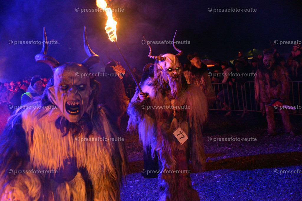 news-2022-Dez03-Krampusumzug-Reutte-WTV_5952 | Info aus dem Bezirk Reutte/Ausserfern Tirol sowie eine umfangreiche Bilddatenbank über die gesamte Region: Lechtal, Talkessel Reutte, Tannheimertal, Zwischentoren. Lech, Plansee, Zugspitze, Grenztunnel, B179, Fernpassstraße, Verkehr, Lawinen, Tradition, - Realisiert mit Pictrs.com