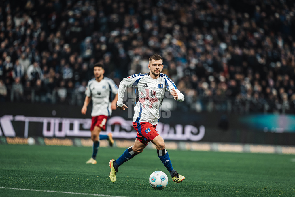 Fußball | Männer | Saison 2024/2025 | 2. Fußball-Bundesliga | 15. Spieltag | Hamburger SV vs. SV Darmstadt 98 | 08.12.2024 | Lukasz Poreba (#6, HSV) am Ball