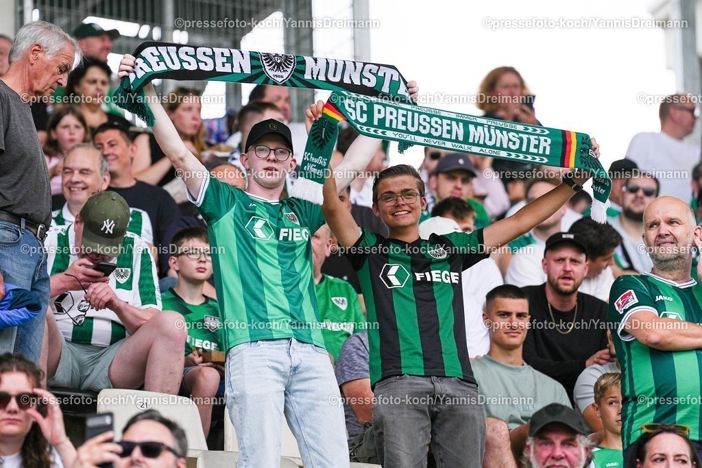 xYDR26072501037 | 26.07.2025, xydrx, Fußball, SC Preußen Münster - Viktoria Köln, Testspiel, LVM-Preußenstadion: Zwei Fans vom SC Preußen Münster halten ihre Schals hoch
