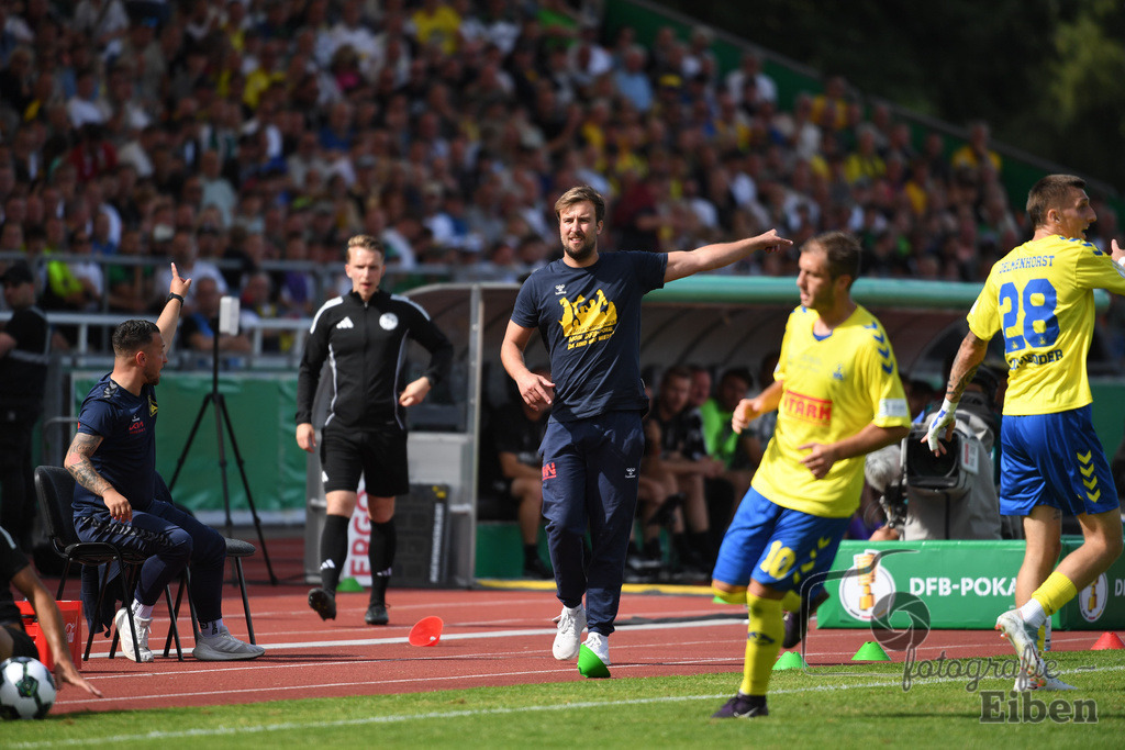 SV Atlas-Delmenhorst-Borussia Mönchengladbach | DFB-Pokal 1. Runde;SV Atlas Delmenhorst (gelb)-Borussia Mönchengladbach (schwarz) am 17.08.2025 in Oldenburg (Marschweg-Stadion), Photo: Philip Eiben 2025 - Realisiert mit Pictrs.com