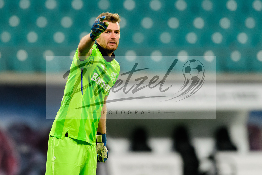 RBLLEV20211128_072 | Fussball, Herren: Torwart Lukas Hradecky (Bayer 04 Leverkusen) gestikuliert, Gestik bei dem Spiel der 1. Bundesliga zwischen RB Leipzig und Bayer 04 Leverkusen in der Red Bull Arena am 28.11.2021 in Leipzig, Deutschland.DFB / DFL REGULATIONS PROHIBIT ANY USE OF PHOTOGRAPHS AS IMAGE SEQUENCES AND/OR QUASI-VIDEO. - Realisiert mit Pictrs.com