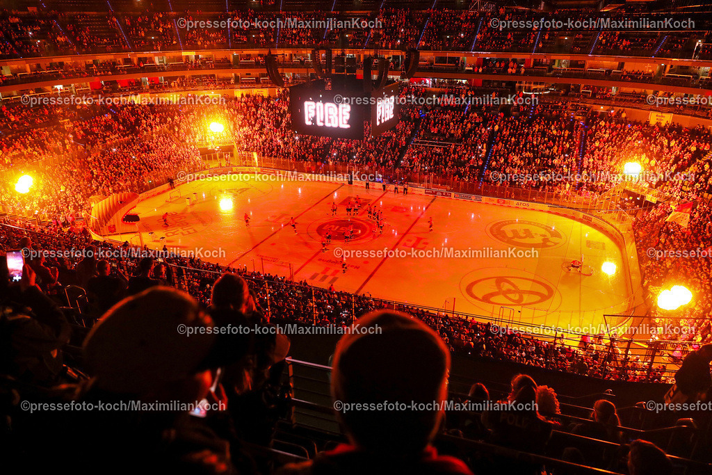 KoeDEL14032401020 | 14.03.2024, Köln, Eishockey, Penny DEL, Pre-Playoffs Spieltag 3, Lanxess-Arena, Kölner Haie - ERC Ingolstadt: Feature Einlaufshow der Kölner Haie. Die Mannschaft betritt durch eine Feuershow das Spielfeld. 