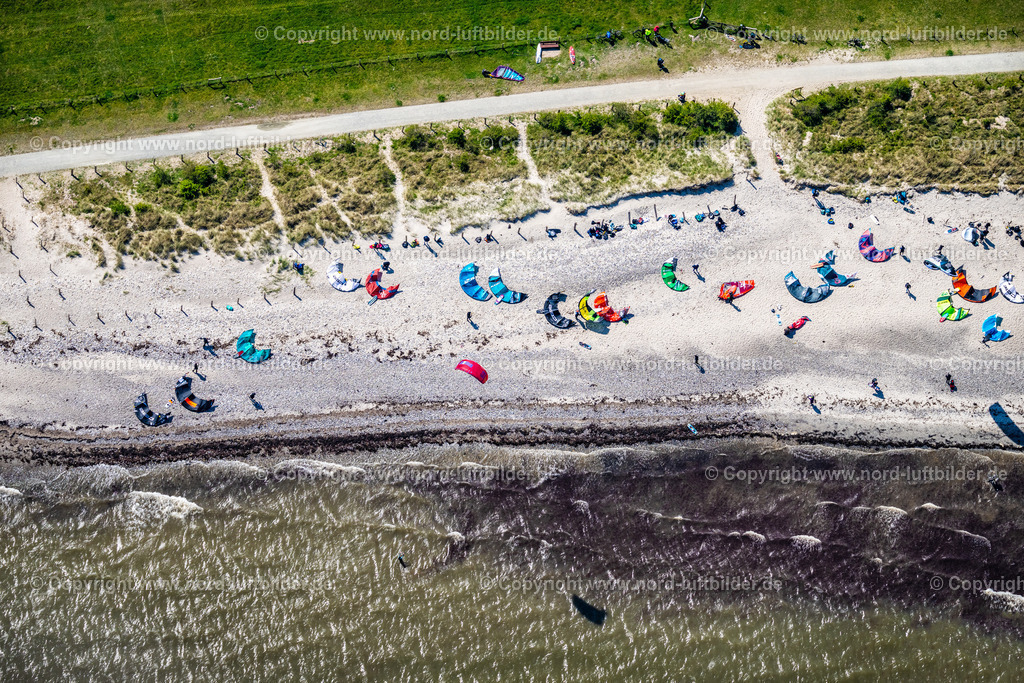 Fehmarn_Puttgarden_Keiterstrand_ELS_0198010524 | PUTTGARDEN 01.05.2024 Surfer - Kitesurfer in Fahrt " Grüner Brink " in Puttgarden auf der Insel Fehmarn im Bundesland Schleswig-Holstein, Deutschland. // Surfer - kitesurfer in motion " Gruener Brink " in Puttgarden on the island on street Kabunskoppel of Fehmarn in the state Schleswig-Holstein, Germany. Foto: Martin Elsen