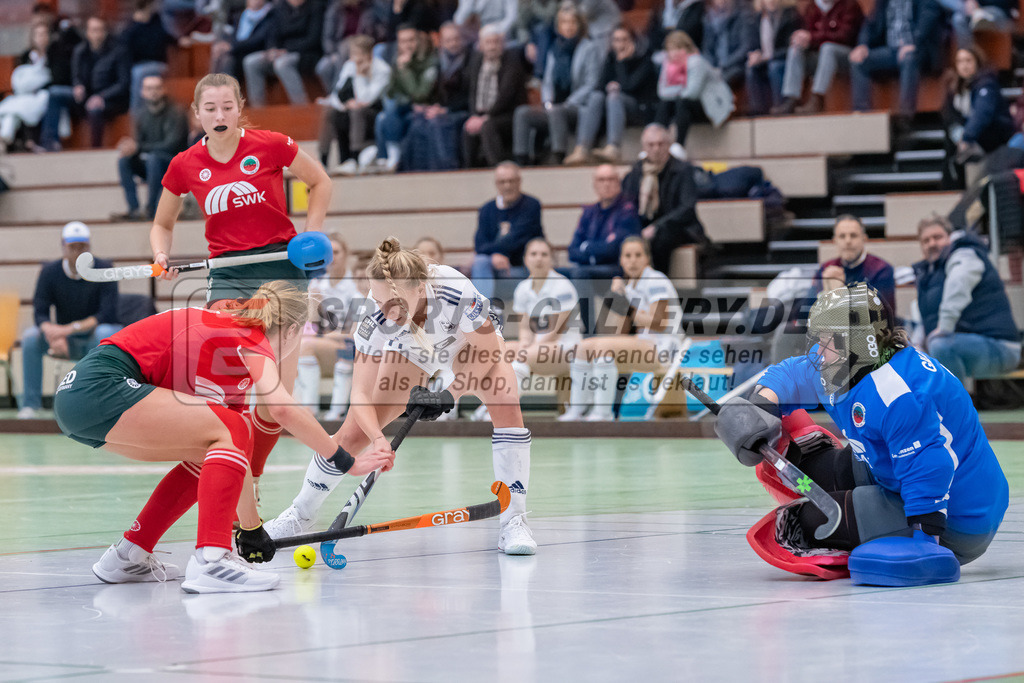 HK_20221126_101758 | 1. Bundesliga ( Halle ) Damen Crefelder HTC - Düsseldorfer HC am 27.11.2022 Crefelder HTC, Krefeld , Sara Strauss ( Düsseldorfer HC #11 ) , Gillessen Jana ( Torfrau Crefelder HTC #2 )