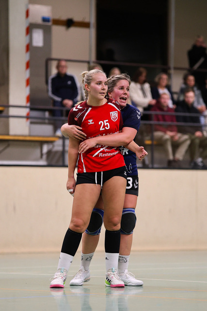 Handball I Damen I Saison 2025-2026 I Verbandsliga Süd I HSG Kalkberg 06 - MTV Dänischenhagen I 14.12.2025.81 | v.l. Klara Merle Remuß (23, MTV Dänischenhagen), Marit Burmeister (33, HSG Kalkberg 06) - Realisiert mit Pictrs.com