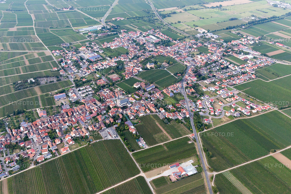 Luftbild: Ortsansicht der Straßen und Häuser der Wohngebiete in Edesheim im Bundesland Rheinland-Pfalz in Deutschland. Foto: IMG_094608.jpg vom 02.09.2016 durch Werner Riehm/FLY-FOTO.de
