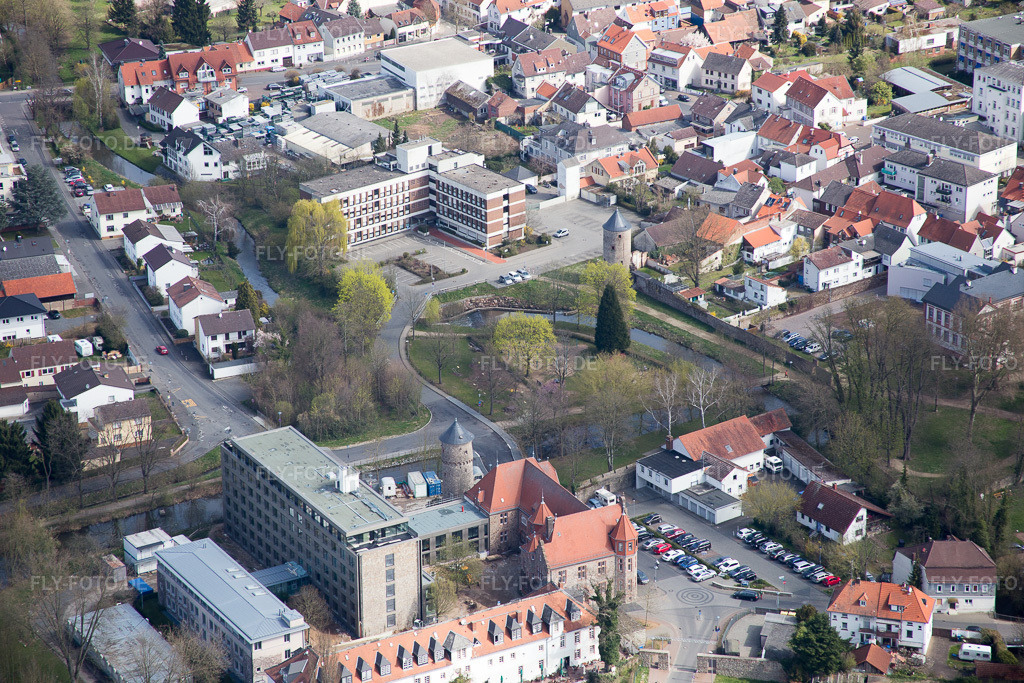 Luftbild: Verwaltungsgebäude der staatlichen Behörden Kreisverwaltung und Amtsgericht in Dieburg im Bundesland Hessen in Deutschland. Foto: IMG_077322.jpg vom 12.04.2015 durch Werner Riehm/FLY-FOTO.de