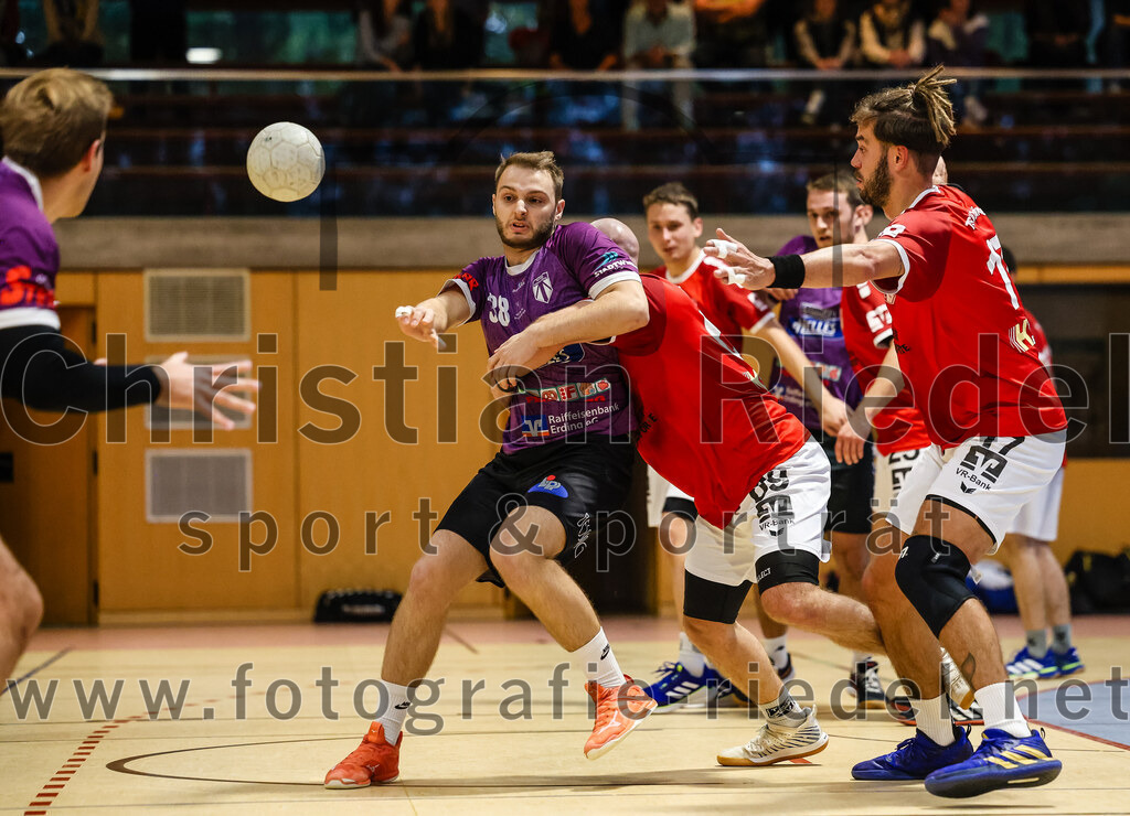 2024-10-20_077_SpVgg_Altenerding_II_gegen_TSV_Taufkirchen-Vils | Erding, Deutschland, 20.10.2024:Handball, Bezirksliga Männer Ost 2024 / 2025, 3. Spieltag, SpVgg Altenerding II gegen TSV Taufkirchen/Vils, Endergebnis: 15:20Florian Schiffel (SpVgg Altenerding, #38), Andreas Rej (TSV Taufkirchen/Vils, #69), Dion Heydemann (TSV Taufkirchen/Vils, #17)Foto: Christian Riedel / fotografie-riedel.net
