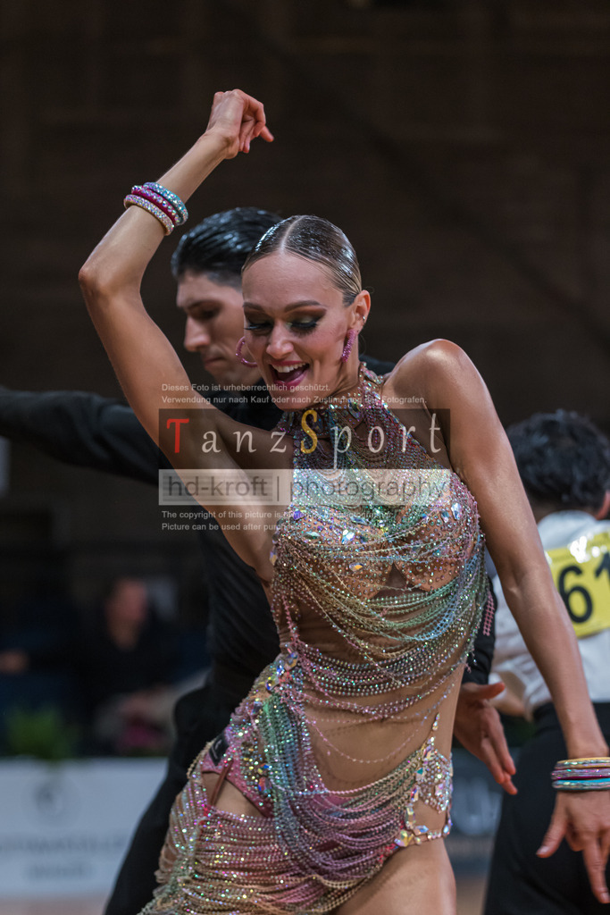 20250820_WDSF-Open-Latin-Rising Stars_1773 | Tanzsportbilder, Standardtanz, Lateintanz, WDSF, DTV, LTVB, dancecomp, goc, hessen tanzt, blaues band der spree, walzer, tango, wiener walzer, slowfox, quickstepp, samba, rumba, cha-cha-cha, paso doble. jive, hd-kroft photography, turniertanzsport