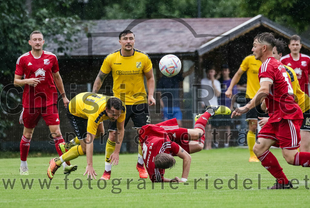 2023-07-29_075_FC_Finsing_gegen_SC_Kirchasch | Finsing, Deutschland, 29.07.2023:
Fußball, Kreisliga 2023 / 2024, 1. Spieltag, FC Finsing gegen SC Kirchasch, Endergebnis: 0:2

Stefan Hackl (SC Kirchasch, #11), Valentin Bachmeier (FC Finsing, #6), Leonhard Hölzl (FC Finsing, #5)

Foto: Christian Riedel / fotografie-riedel.net