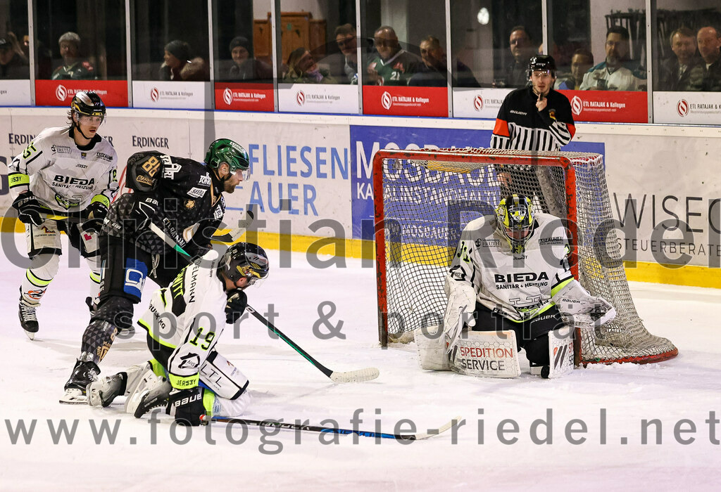 2024-02-16_108_TSV_Erding_gegen_ERSC_Amberg | Erding, Deutschland, 16.02.2024:
Eishockey, Bayernliga Playoffs 2023 / 2024, 1. Spieltag, TSV Erding gegen ERSC Amberg, Endergebnis: 1:2

Michael Trox (Erding Gladiators, #86), Kevin Schmitt (ERSC Amberg, #19), Torwart Timon Bätge (ERSC Amberg, #31)

Foto: Christian Riedel / fotografie-riedel.net