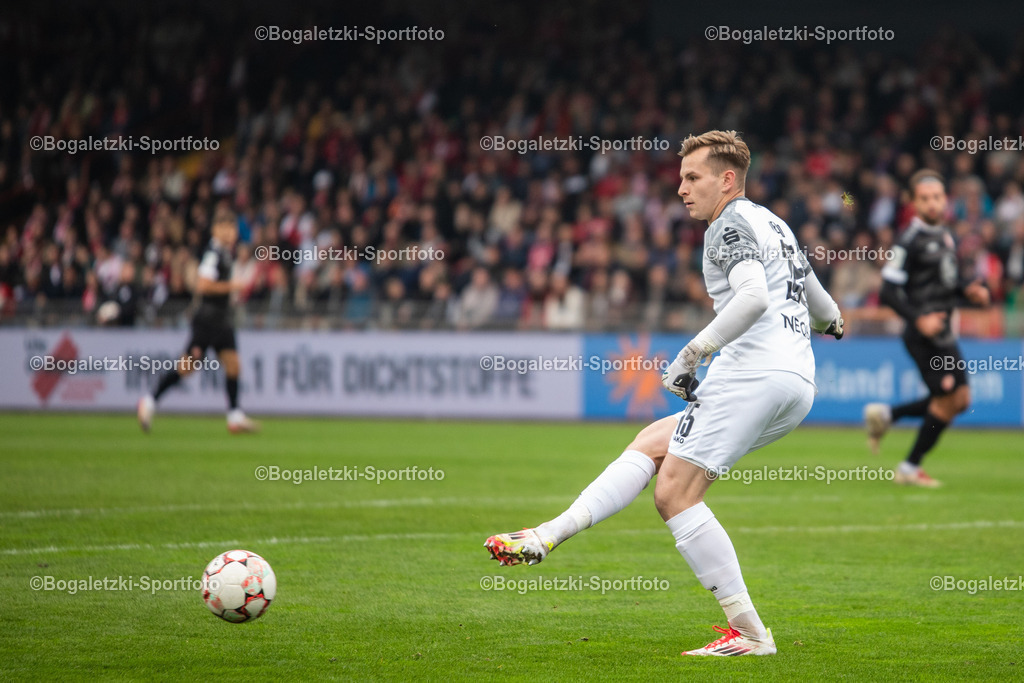 Felix Wienand  | 11.10.2025, Fußball, Niederrheinpokal, Rot-Weiß Oberhausen - Rot-Weiss Essen: Felix Wienand (Rot-Weiss Essen #25) spielt einen Pass - Realisiert mit Pictrs.com