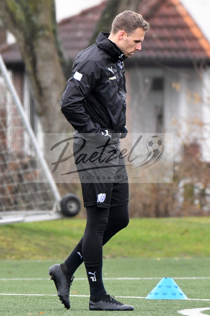 20200203_TRAOSN_0004 | Fußball, Herren: Maurice Trapp (VfL Osnabrueck) schaut waehrend der Trainingseinheit des VfL Osnabrueck im Sportpark Illoshoehe am 03.02.2020 in Osnabrueck, Deutschland. - Realisiert mit Pictrs.com