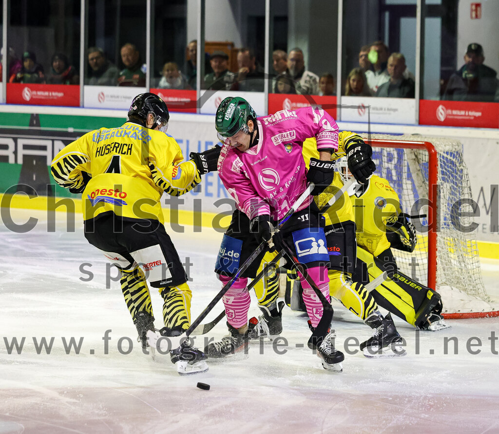 2025-10-10_115_TSV_Erding_gegen_onesto_Tigers_Bayreuth | Erding, Deutschland, 10.10.2025:Eishockey, Oberliga Süd 2025 / 2026, 7. Spieltag, TSV Erding gegen onesto Tigers Bayreuth, Endergebnis: 2:5Jannis Hüserich (onesto Tigers Bayreuth, #4), Marco Pfleger (Erding Gladiators, #47)Foto: Christian Riedel / fotografie-riedel.net