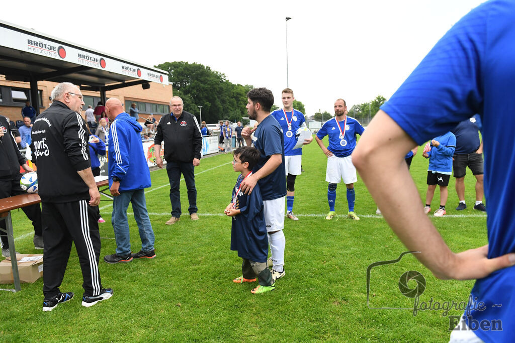 1. FC Nordenham-SV GOTANO | Kreispokal Finale Jade-Weser-Hunte 1. Mannschaften; 1.FC Nordenham (weiß)-SV GOTANO (blau) am 15.06.2025 in Rastede (Sportanlage Köttersweg), Photo: Philip Eiben 2025 - Realisiert mit Pictrs.com