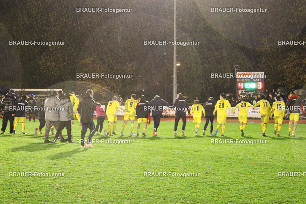 19.11.2025 SC St. Tönis - VfB Hilden | Tönisvorst, Deutschland, 20.11.2025: Die Mannschaft des SC St. Tönis jubelt über den Einzug ins Pokal Halbfinale nach dem Niederrheinpokal - Spiel zwischen SC St. Tönis und VfB Hilden am 20.11. 2025 im Tönisvorster YAYLA-Sportpark Jahn-Stadion in Tönisvorst, Deutschland. (Foto Ralph Görtz / Brauer-Fotoagentur)