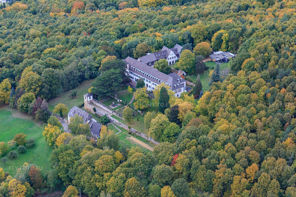 Vue aérienne: Château de Liebfrauenberg à Gœrsdorf dans le département Bas Rhin, France.Photo: IMG_084606.jpg prise le 23/10/2015 par Werner Riehm/FLY-FOTO.euRésolution de l'original: 5200 x 3467 pxChâteau du Liebfrauenberg - akademie-an-der-grenzes jimdo page!