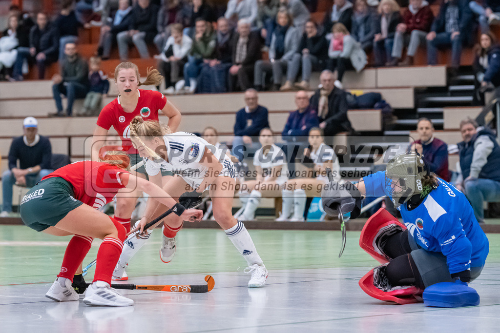 HK_20221126_101759 | 1. Bundesliga ( Halle ) Damen Crefelder HTC - Düsseldorfer HC am 27.11.2022 Crefelder HTC, Krefeld , Sara Strauss ( Düsseldorfer HC #11 ) , Gillessen Jana ( Torfrau Crefelder HTC #2 )
