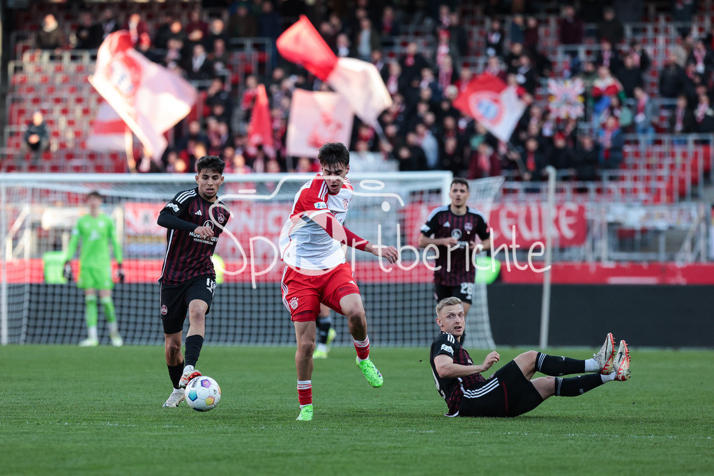 1. FC Nürnberg II - FC Bayern Amateure | im Duell Javier FERNANDEZ GONZALEZ (FCB #37) und Benedikt KIRSCH (FCN #10) / Zweikampf