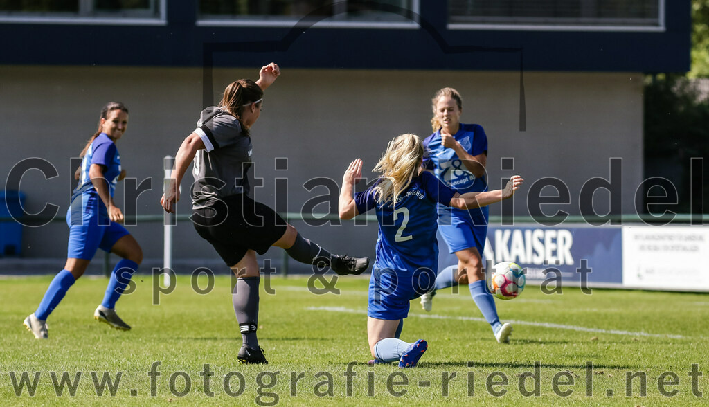 2023-09-09_012_FC_Langengeisling_gegen_TV_1864_Altoetting | Erding, Deutschland, 09.09.2023:
Fußball, Bezirksoberliga 2023 / 2024, 2. Spieltag, FC Langengeisling gegen TV 1864 Altötting, Endergebnis: 2:3

Katharina Schmidinger (TV 1864 Altötting, #5), Marie Huber (FC Langengeisling, #2)

Foto: Christian Riedel / fotografie-riedel.net