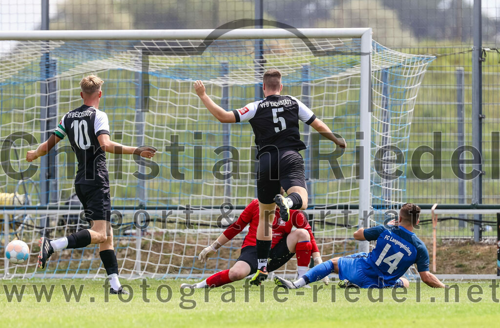 2023-07-22_013_FC_Langengeisling_gegen_VfB_Eichstaett_II | Erding, Deutschland, 22.07.2023:
Fußball, Bezirksliga Oberbayern Ost 2023 / 2024, Testspiel, FC Langengeisling gegen VfB Eichstätt II, Endergebnis: 3:2

Niklas Walter (VFB Eichstätt, #10), David Riederle (FC Langengeisling, #14), Raphael Kundinger (VFB Eichstätt, #5), Torwart Max Dörfler (VFB Eichstätt, #1)

Foto: Christian Riedel / fotografie-riedel.net