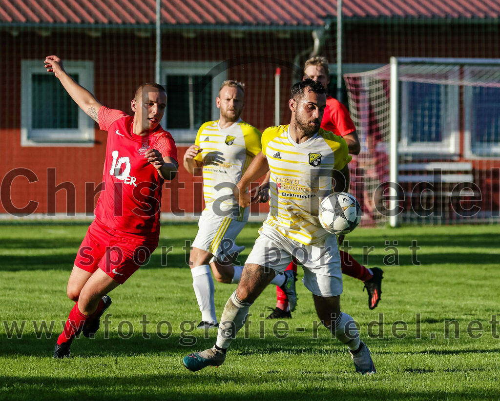 2023-08-18_131_SpVgg_Eichenkofen_gegen_FC_Langenpreising | Erding, Deutschland, 18.08.2023:
Fußball, A-Klasse 2023 / 2024, 3. Spieltag, SpVgg Eichenkofen gegen FC Langenpreising, Endergebnis: 0:2

Marcel Mundigl (SpVgg Eichenkofen, #45), Patrick Listl (SpVgg Langenpreising, #9)

Foto: Christian Riedel / fotografie-riedel.net