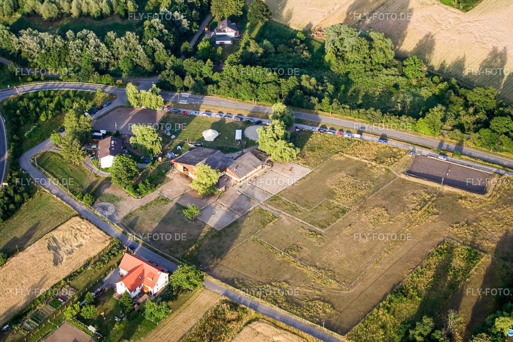 Konstanz, Wollmatingen, Reithof Trab e.V. therapeutisches Reiten am Bodensee | Luftbild: Konstanz, Wollmatingen, Reithof Trab e.V. therapeutisches Reiten am Bodensee im Ortsteil Wollmatingen in Konstanz im Bundesland Baden-Württemberg in Deutschland. Foto: IMG_11606.jpg vom 05.07.2008 durch Werner Riehm/FLY-FOTO.de - Realisiert mit Pictrs.com