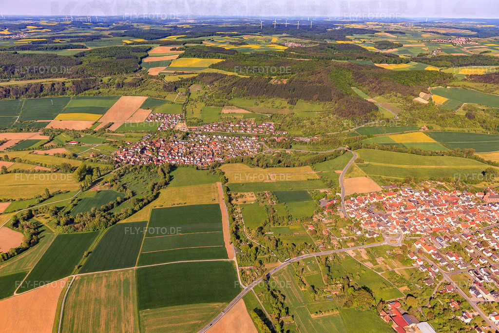 Ortsansicht aus Westen | Luftbild: Ortsansicht aus Westen im Ortsteil Hochhausen in Tauberbischofsheim im Bundesland Baden-Württemberg in Deutschland. Foto: IMG_146567.jpg vom 10.05.2025 durch Werner Riehm/FLY-FOTO.de - Realisiert mit Pictrs.com