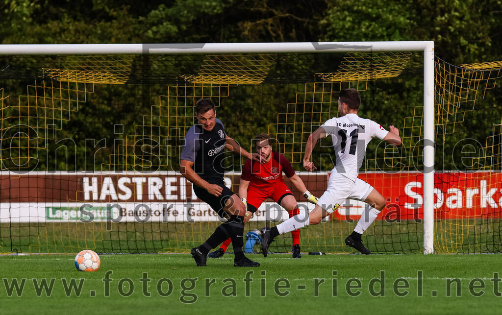 2023-08-08_106_FC_Moosinning_gegen_FC_Langengeisling | Moosinning, Deutschland, 08.08.2023:
Fußball, Bezirksliga Oberbayern Ost 2023 / 2024, 3. Spieltag, FC Moosinning gegen FC Langengeisling, Endergebnis: 0:4

Andreas Buchberger (FC Langengeisling, #5), Torwart Christian Brader (FC Langengeisling, #1), Maximilian Lechner (FC Moosinning, #11)

Foto: Christian Riedel / fotografie-riedel.net