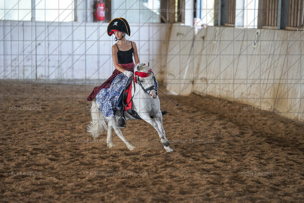 20230917-FAH09829 | Landsberg am Lech, 2023, Kaufbeuren, Kempten, Allgäu, Turnierfotografen Bayern, Fotoagentur Herrmann, Turnierbilder, Reitsport Fotos, Pferdefotograf, Augsburg, Bad Tölz, Dachau, Karlsfeld, Memmingen, Buchloe, Schwabmünchen