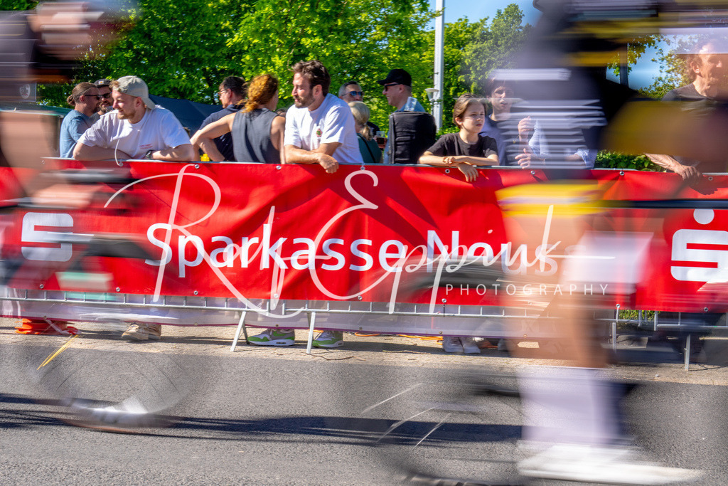 Spurt in den Mai 2026 - Großer Preis der Sparkasse Neuss | Annual one-day road cycling race "Großer Preis der Sparkasse Neuss" held in Büttgen, Germany, organized by VfR Büttgen 1912 e.V. The event features multiple races across all age categories from U11 youth to Elite men. - Realisiert mit Pictrs.com