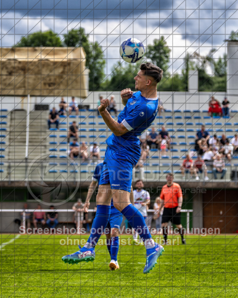 20250601_154241_0220-Bearbeitet-2 | #,1.FC Eislingen (blau) vs. AC Catania Kirchheim (weiß), Fußball, Bezirksliga - Bezirk Neckar/Fils, 29. Spieltag, Saison 2024/2025, Rasenplatz, Eichbachstation, Haldenstraße, 73054 Eislingen, 01.06.2025 - 15:00 Uhr,Foto: PhotoPeet-Sportfotografie/Peter Harich
