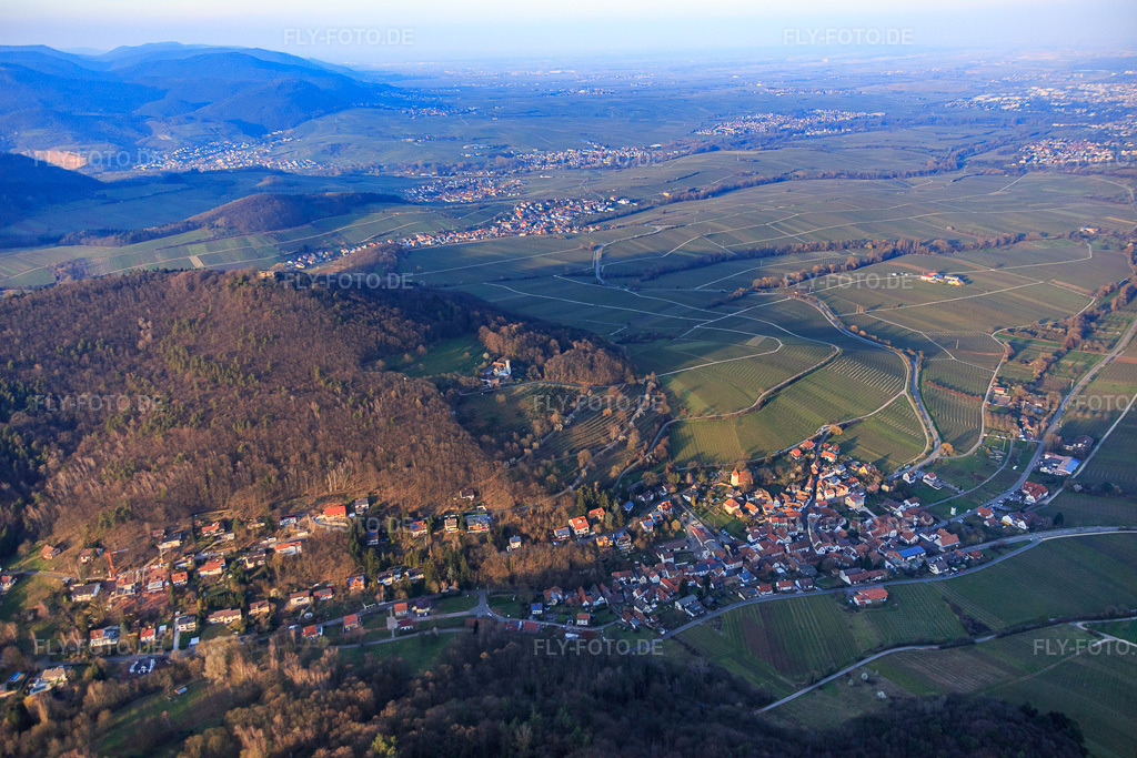 Luftbild: Trifelsstr im Birnbachtal von Südwesten im Abendlicht in Leinsweiler im Bundesland Rheinland-Pfalz in Deutschland. Foto: IMG_086827.jpg vom 26.03.2016 durch Werner Riehm/FLY-FOTO.de