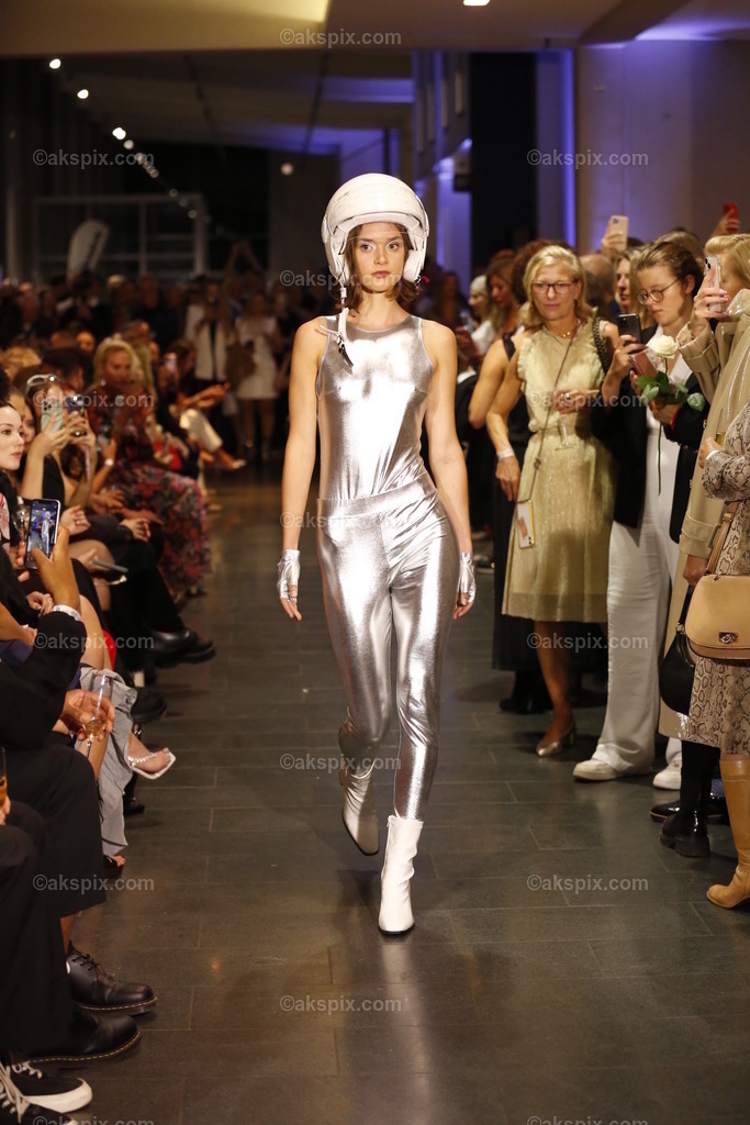 Deutschland: Fashionshow Silvermagic der brasilianischen Designerin Aline CELI während der Fashion Week Berlin | 08.09.2022, Berlin, Deutschland, Models laufen bei der Modenschau Silvermagic der brasilianischen Designerin Aline CELI während der Fashion Week Berlin im Autohaus König am 8. September 2022 in Berlin, Deutschland, über den Laufsteg.