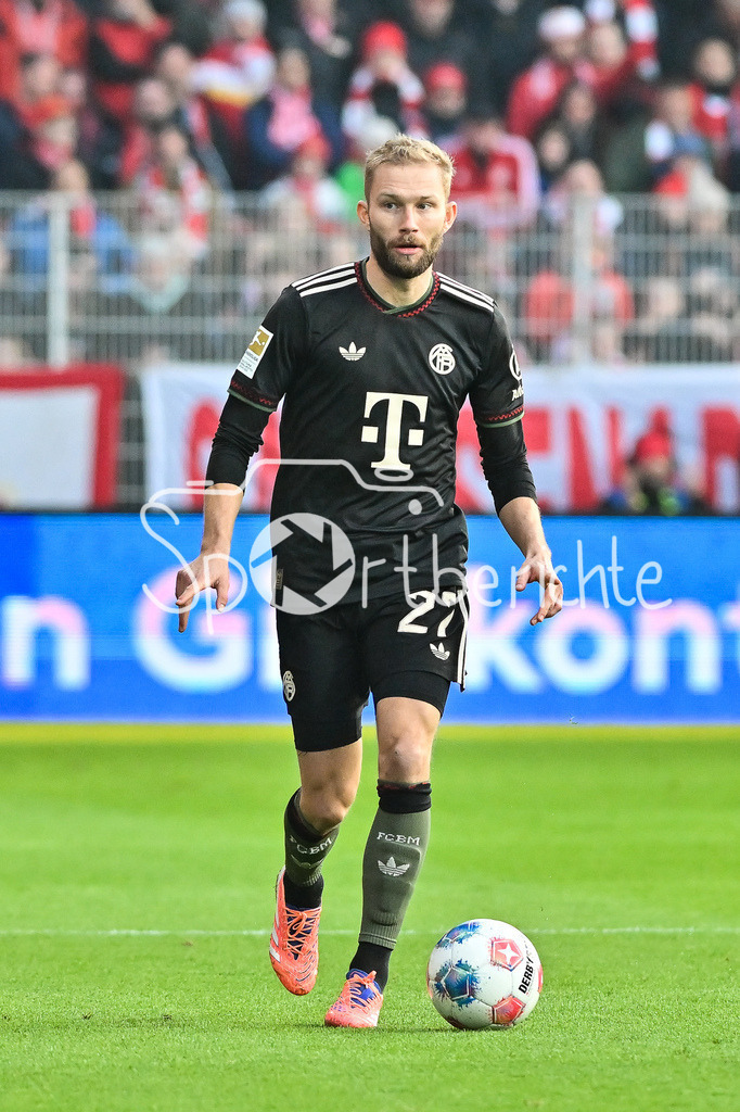 1. FC Union Berlin - FC Bayern München | Berlin, DEUTSCHLAND - 8. NOVEMBER: am Ball Konrad LAIMER (FC Bayern Munich 27), Einzelfoto / Freisteller während dem Bundesligamatch zwischen dem 1. FC Union Berlin und dem FC Bayern München am 10. Spieltag im Stadion an der alten Försterei am 8. November 2025 in Berlin, Germany / DFL REGULATIONS PROHIBIT ANY USE OF PHOTOGRAPHS AS IMAGE SEQUENCES AND/OR QUASI-VIDEO