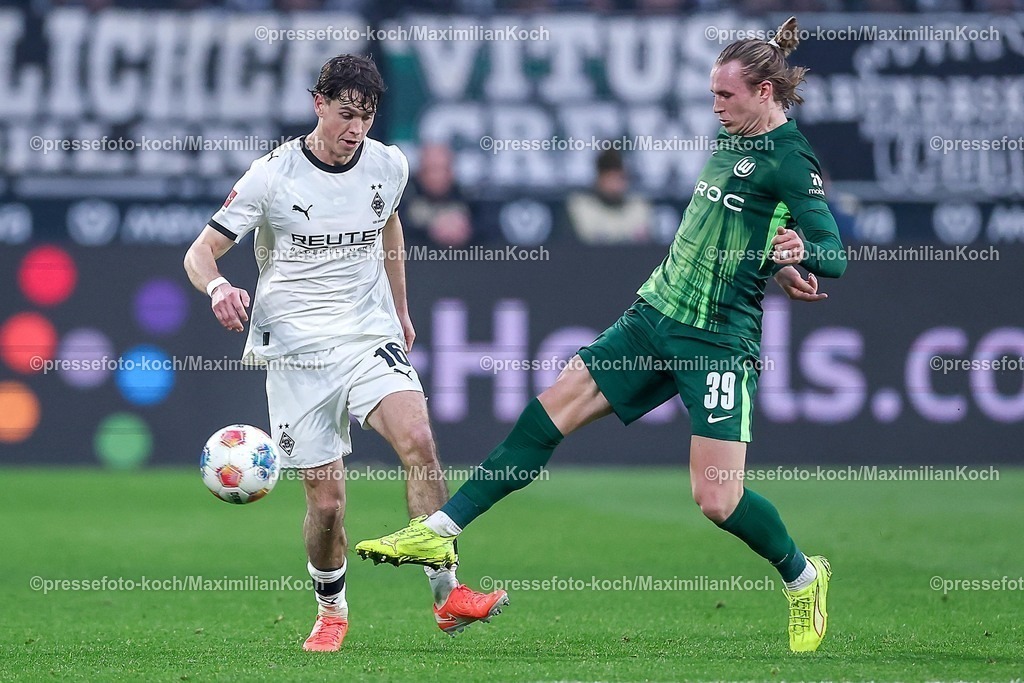 BMG13122502044 | 13.12.2025, Fußball, Borussia Mönchengladbach - VfL Wolfsburg, 1. Fußball Bundesliga, 14.Spieltag, Borussia-Park, Saison 2025 2026: Philipp Sander&nbsp;(Borussia Mönchengladbach #16) im Zweikampf gegen  Patrick Wimmer&nbsp;(VfL Wolfsburg #39)  DFB regulations prohibit any use of photographs as image sequences and or quasi-video.