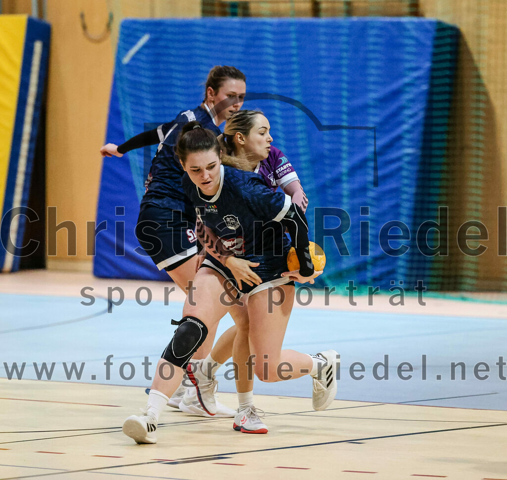 2024-02-03_043_SpVgg_Altenerding_gegen_SpVgg_Erdweg | Erding, Deutschland, 03.02.2024:
Handball, Bezirksoberliga Frauen Altbayern 2023 / 2024, 13. Spieltag, SpVgg Altenerding gegen SpVgg Erdweg, Endergebnis: 25:21

Anna-Katharina Luca (SpVgg Erdweg, #4), Alina Nefzger (SpVgg Erdweg, #8), Lena Prem (SpVgg Altenerding, #5)

Foto: Christian Riedel / fotografie-riedel.net