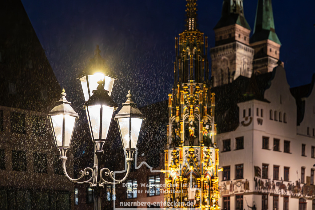 Regen in Nürnberg | Regenwetter auf dem Hauptmarkt im Herzen der Nürnberger Altstadt, wo auch die Sehenswürdigkeit der Goldene Schöne Brunnen steht. - Realisiert mit Pictrs.com